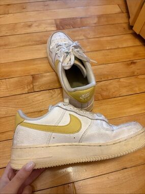 Nike Air Force 1 Low in Cream with Yellow Swoosh size 7.5